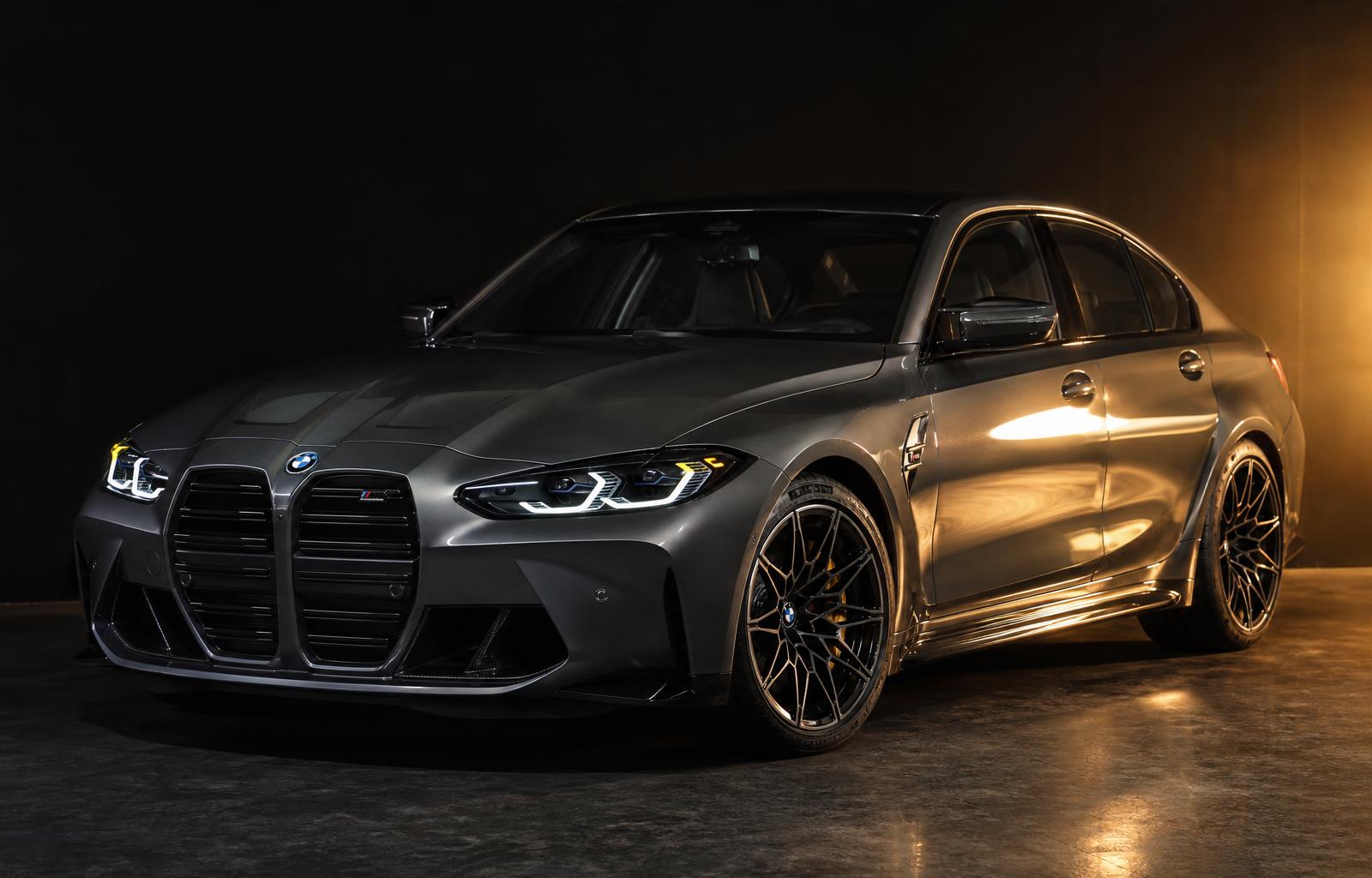 BMW M3 Competition 2026 in Grau Metallic im Studio mit goldenem Licht
